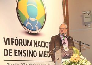 Sigisfredo Brenelli participou da conferência sobre as novas diretrizes curriculares