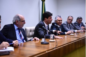 Vital (à esquerda) elogiou a criação da Frente Parlamentar da Medicina